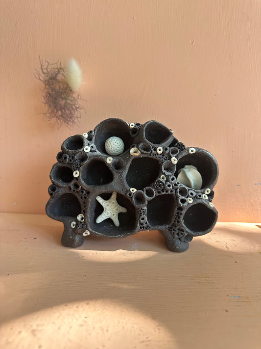 Dark clay ‘treasure shelf’ with 3 porcelain accessories